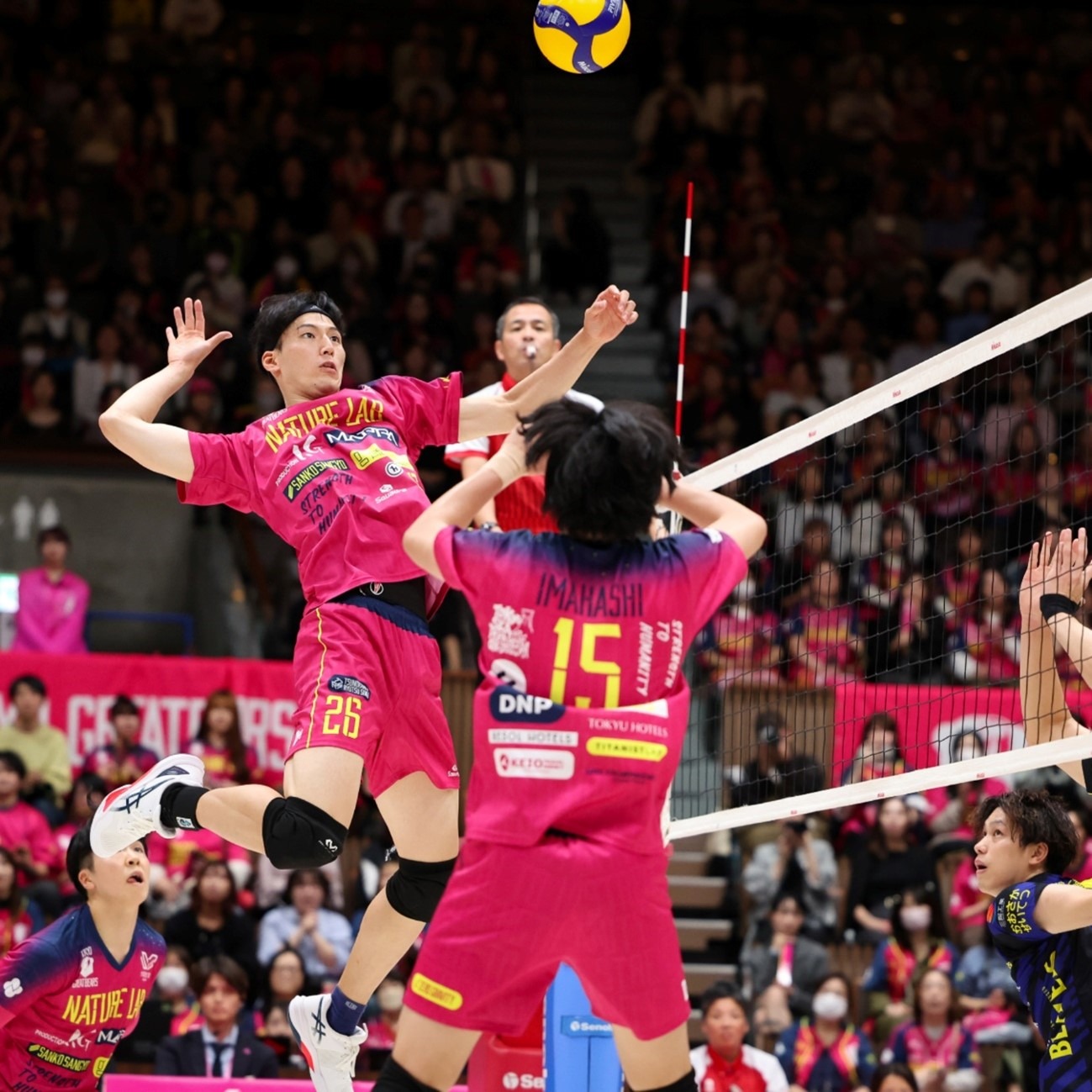 本赛季36场33球，莱万追平巴萨生涯单赛季进球纪录